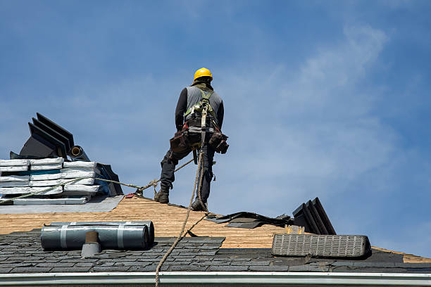 Professional Roofing technician working in Hartford, IA